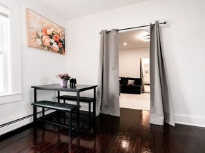 Dining - Great for families, travelers, or anyone needing a comfy place to stay! (Warwick)