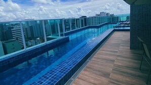 A rooftop pool with a clear view of the city skyline. - Edifício Promenade Apto 207-Mandi Hospit (Maceio)
