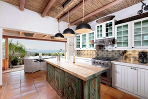 Fridge, stovetop, coffee/tea maker, toaster