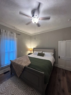 3 bedrooms, desk, iron/ironing board, travel crib