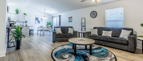 Smart-TV, Kamin, Videospiele, Bücher