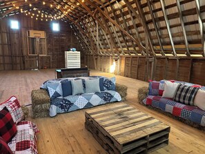 Interior - The Old Fashioned Farmhouse- Kentucky Bourbon Trail 3 bed 2 bath Farm Getaway (Pleasureville)