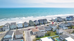 A coastal residential area with houses, a beach, and a clear view of the ocean. - Shellabration House-5BR/4BA *2nd Row* Pool (North Myrtle Beach)