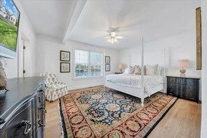 6 bedrooms, desk, WiFi, bed sheets