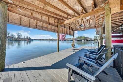 Lakefront Property! Gentle slope to the water, firepit, water skis, paddleboards