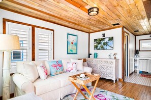 Smart TV - Gibbs Cottage #3 Lost Flamingo in Old Town (Port Aransas)