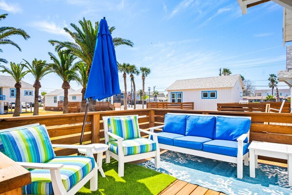 Terrace/patio - Gibbs Cottage #3 Lost Flamingo in Old Town (Port Aransas)