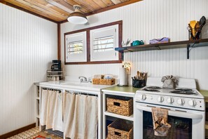 Fridge, microwave, oven, stovetop - Gibbs Cottage #3 Lost Flamingo in Old Town (Port Aransas)