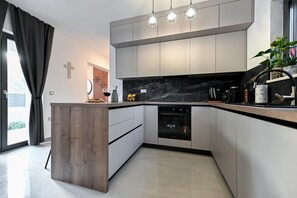 Fridge, microwave, oven, stovetop - Holiday home San Antonio (Bibinje)