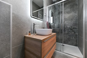 Shower, hair dryer, towels