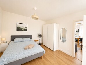 1 chambre, bureau, fer et planche à repasser, lit parapluie