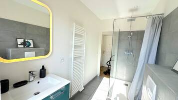 Chuveiro, secador de cabelo, toalhas de banho, sabonete