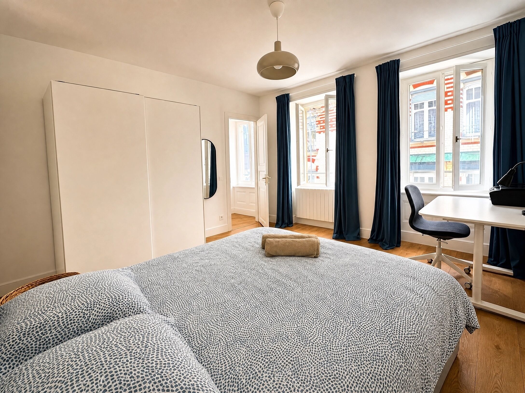 1 chambre, bureau, fer et planche à repasser, lit parapluie