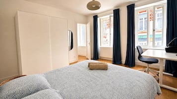 1 chambre, bureau, fer et planche à repasser, lit parapluie