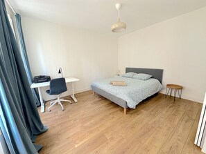 1 makuuhuone, työpöytä, silitysrauta/-lauta, vauvan matkasänky