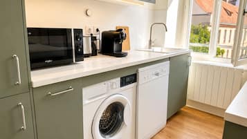 Coffee/tea maker, fridge, microwave, oven