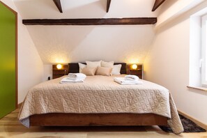 2 bedrooms, iron/ironing board, internet, bed sheets