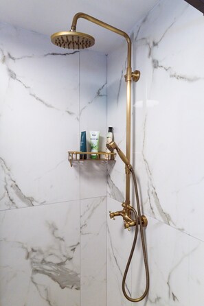 Douche, sèche-cheveux, chaussons, serviettes fournies