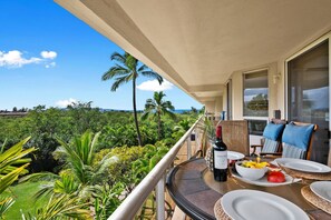Outdoor dining - King Corner Condo Steps to Kamaole Beach & Shops (Kihei)