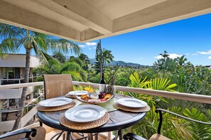 Outdoor dining - King Corner Condo Steps to Kamaole Beach & Shops (Kihei)
