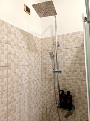Bruser, hårtørrer, bidet, håndklæder