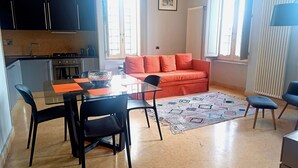 A compact living space with a kitchen, dining area, and seating area. - Miriam's little house in Piazza di Spagna, an oasis of elegance in the heart of Rome (Roma)
