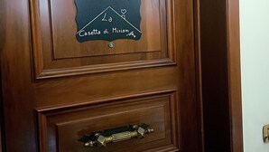 A wooden door with a nameplate reading "Casa di Miriam" and a small house-shaped sign above it. - Miriam's little house in Piazza di Spagna, an oasis of elegance in the heart of Rome (Roma)