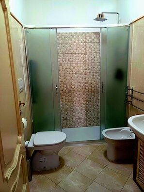 Dusj, hårføner, bidé og håndklær