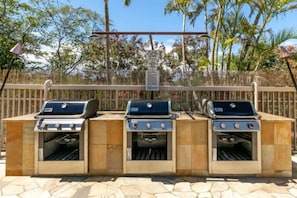 Terrace/patio - Steps to Beach with King Bed, Pool and Hot Tub (Kihei)