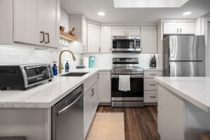 Réfrigérateur, four à micro-ondes, un four, surface de cuisson