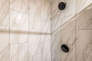 Douche, séchoir à cheveux, serviettes fournies