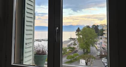 Charming little studio with lake and mountain views from the bed.