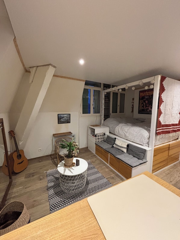 1 bedroom, bed sheets