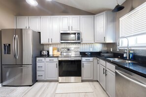 Kühlschrank, Mikrowelle, Ofen, Herdplatte