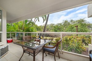 Outdoor dining - Pacific Pearl Sleek Condo 3mins from Kamaole Beach (Kihei)