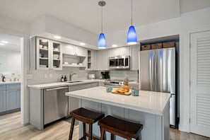 Réfrigérateur, four à micro-ondes, un four, surface de cuisson