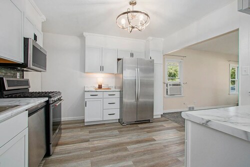 No Cleaning Fee! Cozy Cottage in Dunes National Park, Beverly Shores Indiana.