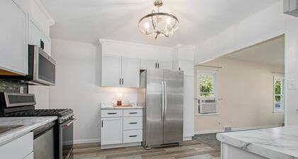 No Cleaning Fee! Cozy Cottage in Dunes National Park, Beverly Shores Indiana.