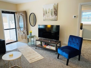 Smart TV, chimenea, tenis de mesa y libros