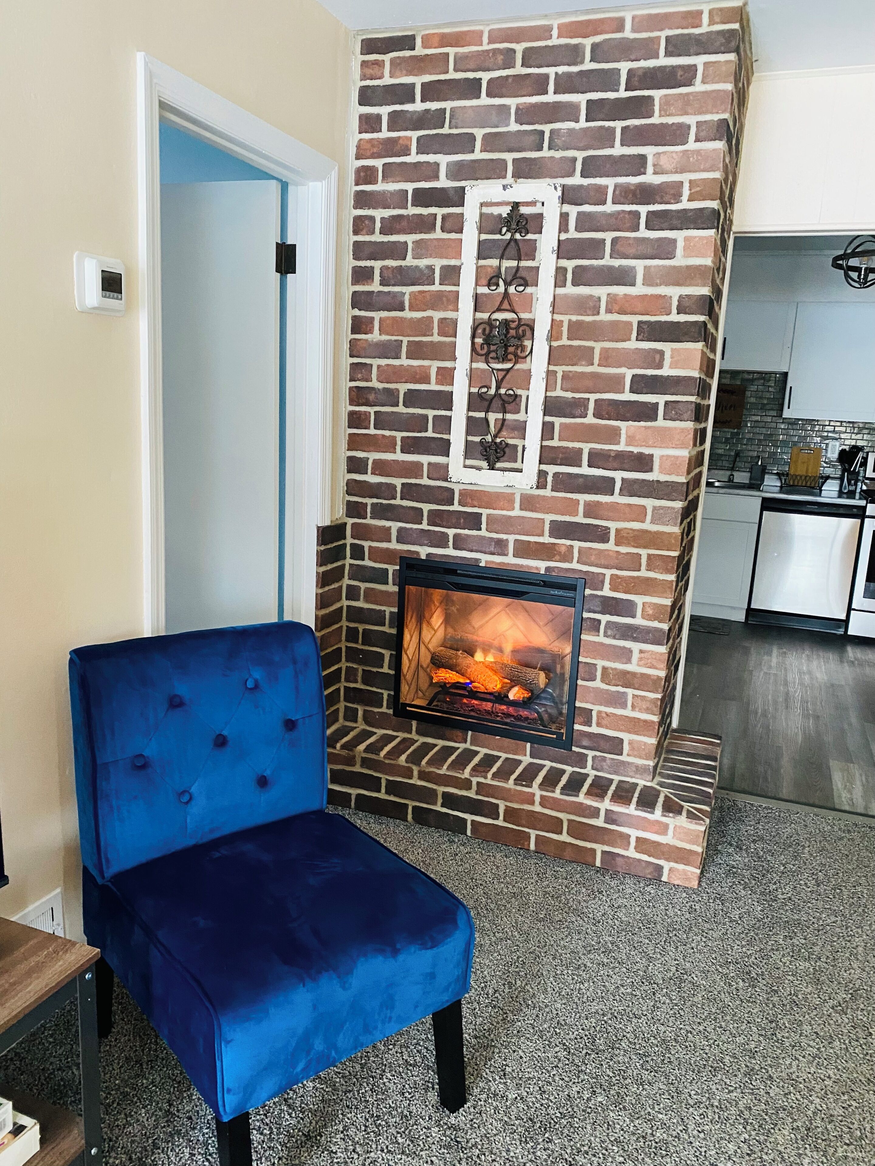 Smart TV, chimenea, tenis de mesa y libros 