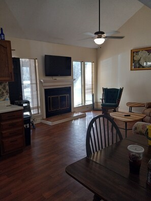 Télévision, cheminée