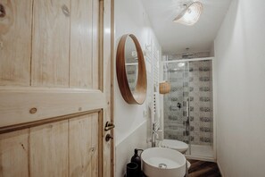 Een douche, een haardroger, een bidet, handdoeken