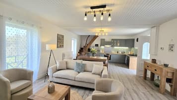 TV connectée, table de tennis de table, livres