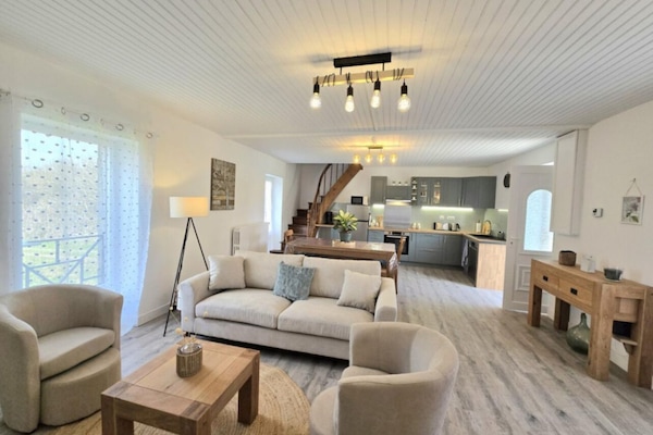 Smart TV, mesa de ping pong, libros