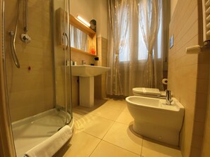 Dusj, hårføner, bidé og håndklær