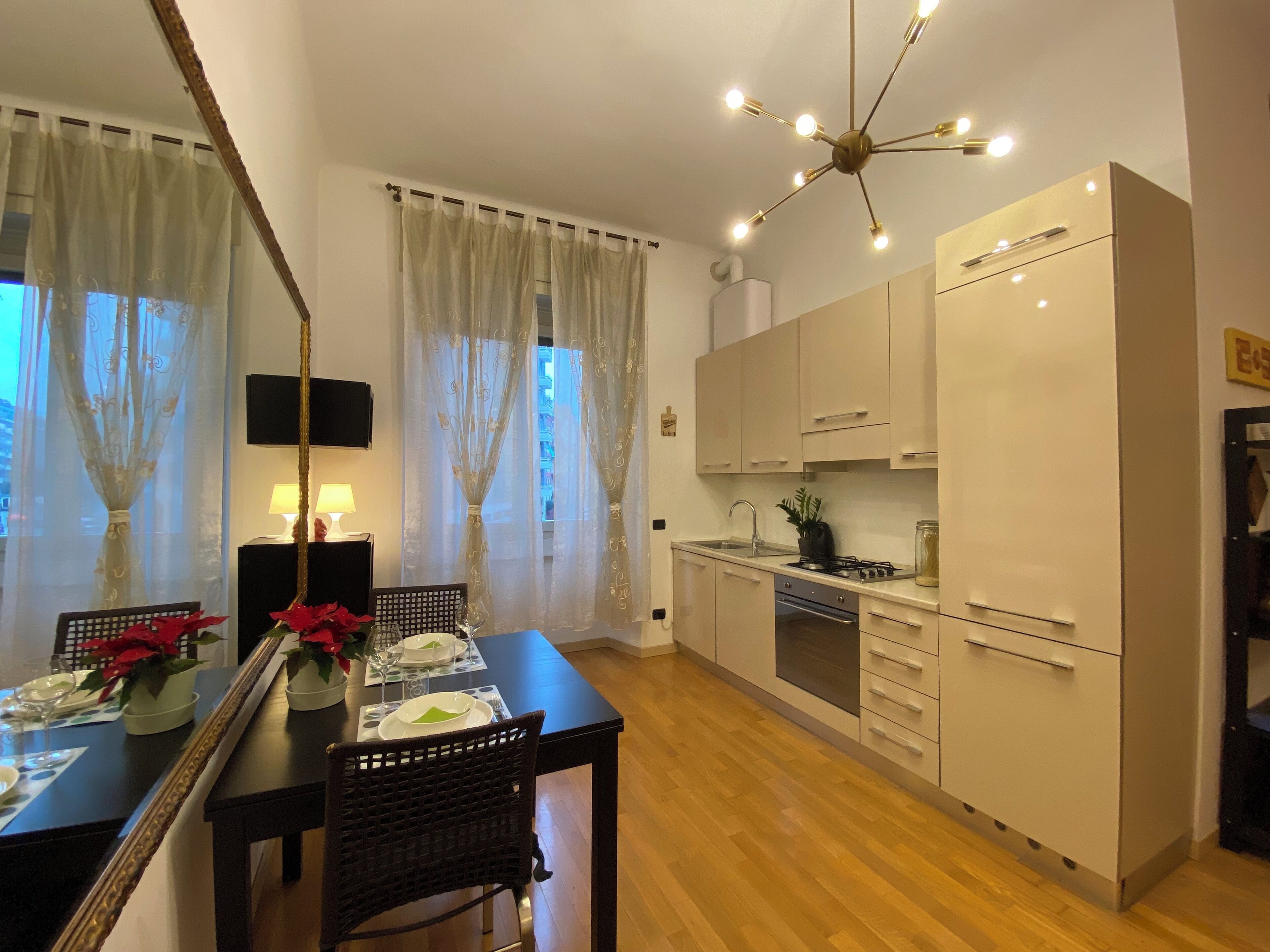 Frigorifero, forno, piano cottura, lavastoviglie