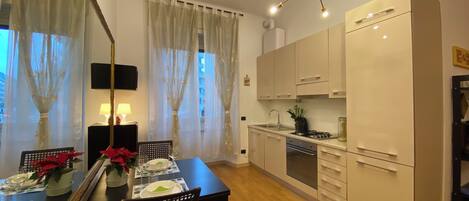 Frigorifero, forno, piano cottura, lavastoviglie