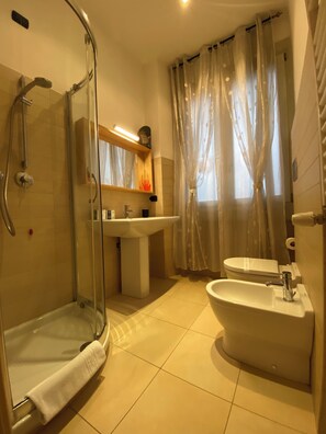 Dutxa, assecador de cabells, bidet i tovalloles 