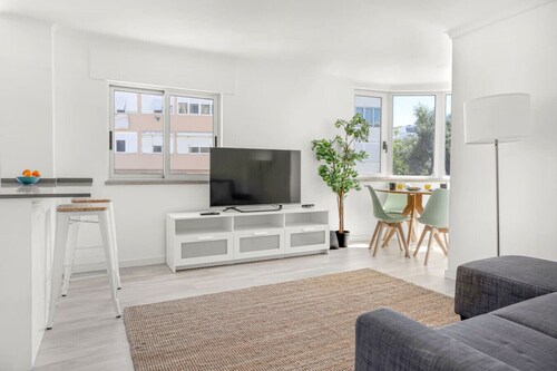 Bright Algés Apartment
