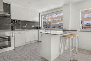 Réfrigérateur, four à micro-ondes, un four, surface de cuisson